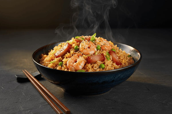 Arroz frito chino clásico Yangzhou con huevo, gambas y char siu