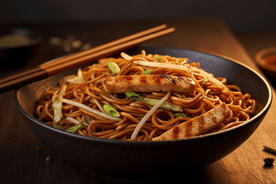 Chow mein chino clásico con fideos salteados y verduras