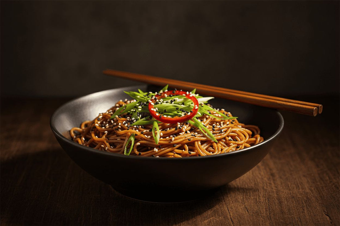 Fideos con salsa de soja y aceite de sésamo con cebolleta y semillas