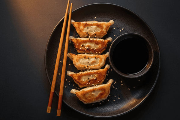 Gyozas japonesas a la plancha: crujientes por abajo, tiernas por arriba